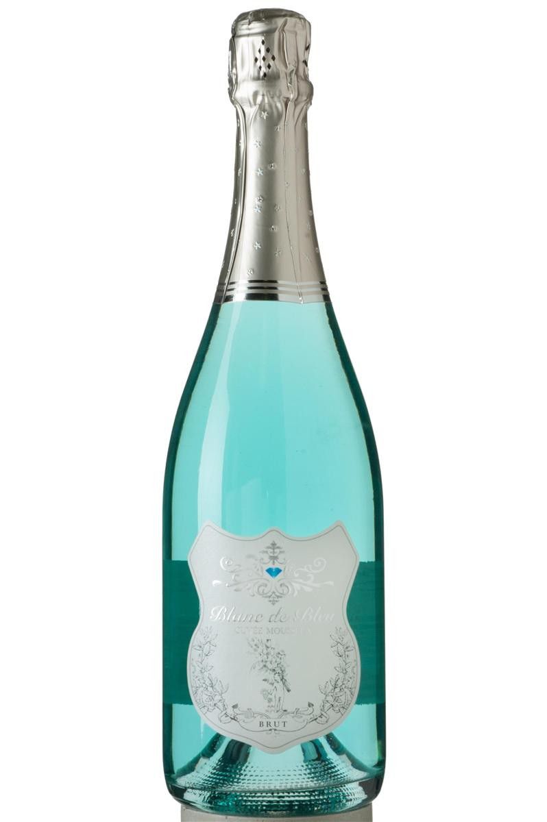 一瓶蓝色的香槟，装在透明的瓶子里。