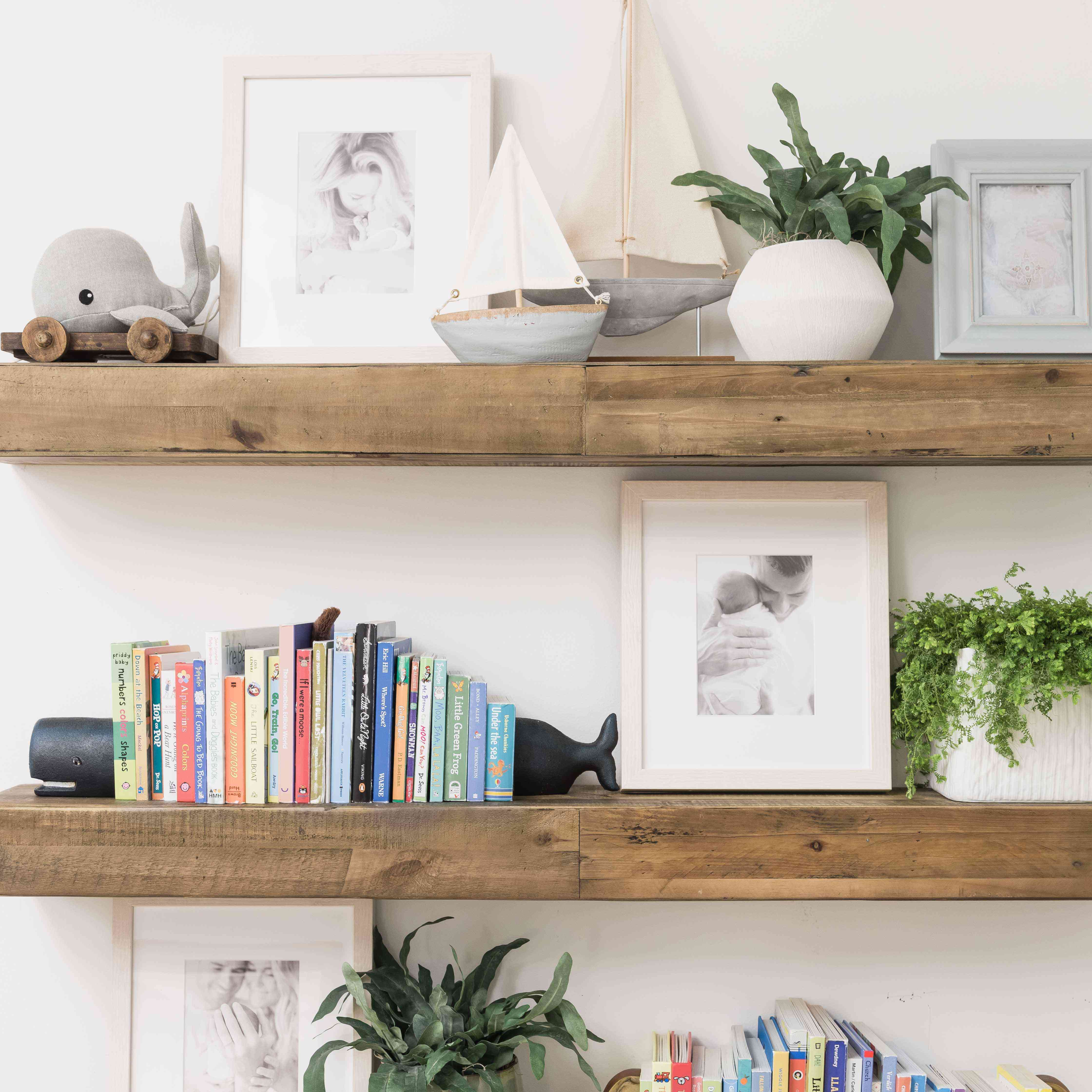 书架充满了航海装饰和儿童书籍。