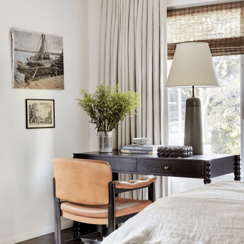 一间带桌子的卧室塞进了拐角处