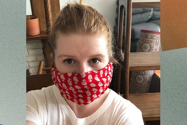 戴着面具的妇女，当在大流行期间时