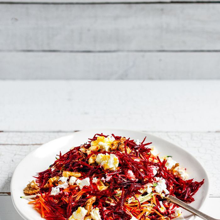 甜菜根和胡萝卜沙拉是切成丝的