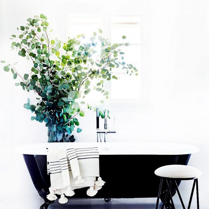 搭配黑色爪足浴盆和干净的毛巾浴室