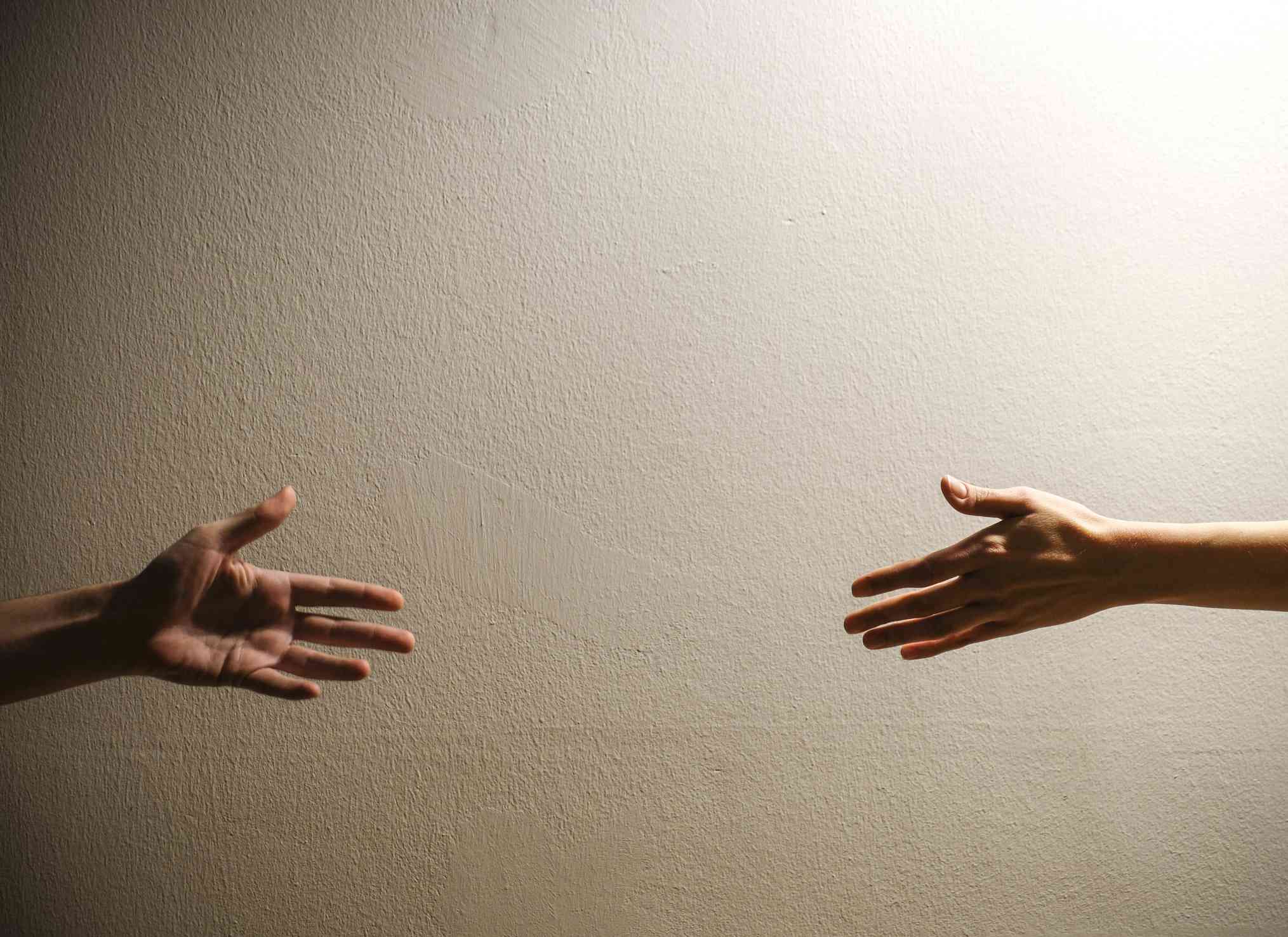 伸出双手互相帮助。