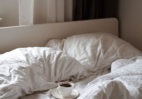 没有咖啡杯的床上床