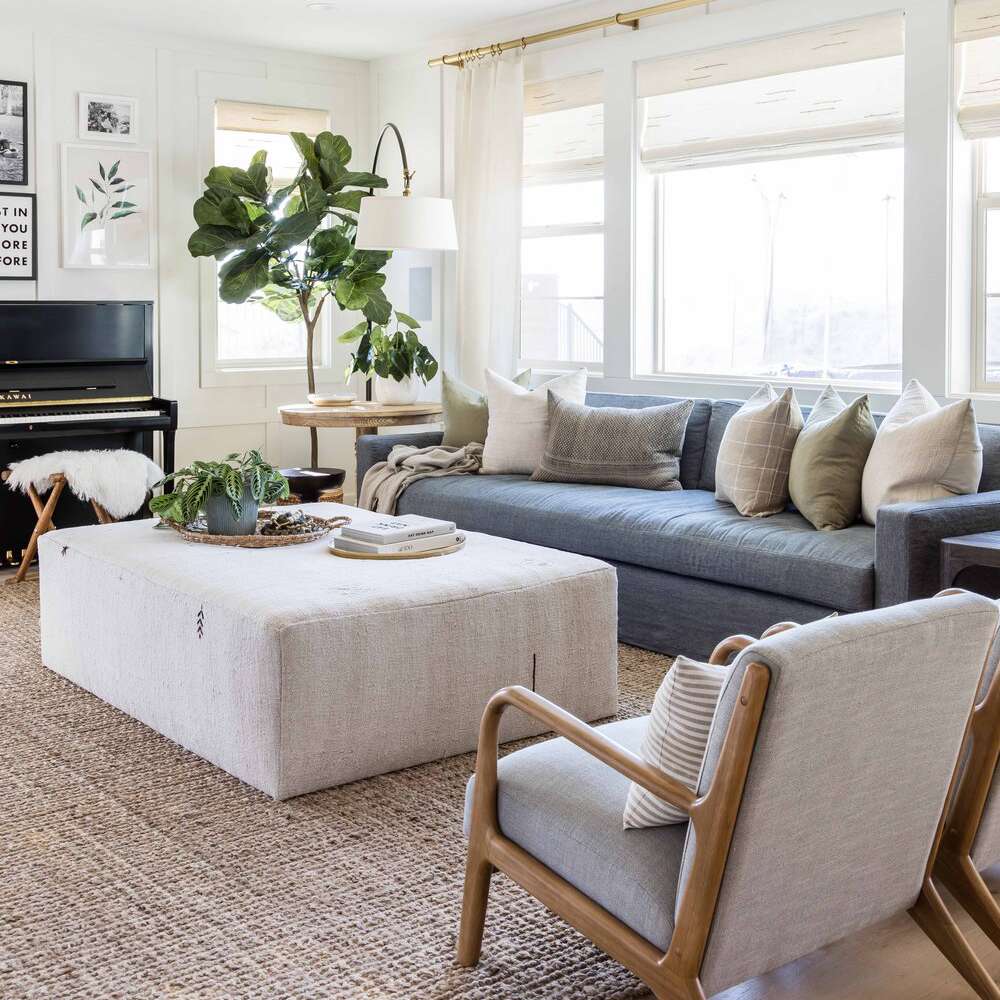 最好的客厅理念——蓝色的沙发和中性的口音