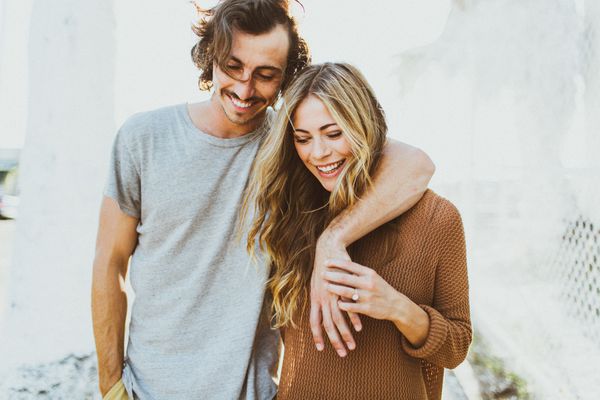 两个人手挽着手