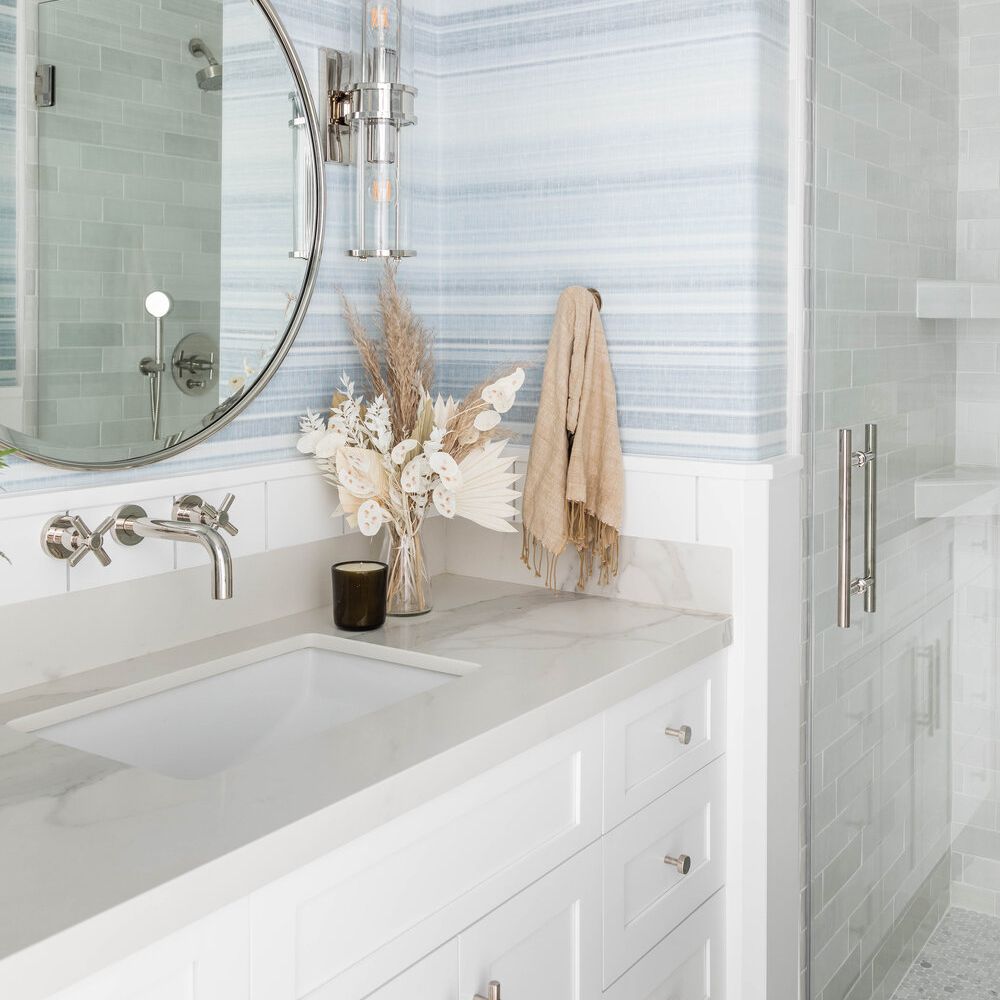 带有圆形镜子的沙滩浴室