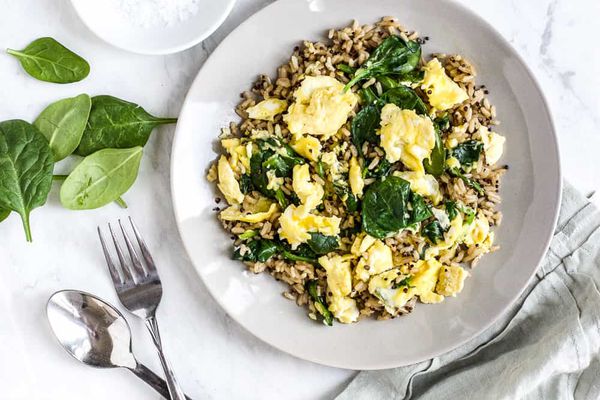 糙米早餐碗用鸡蛋和菠菜