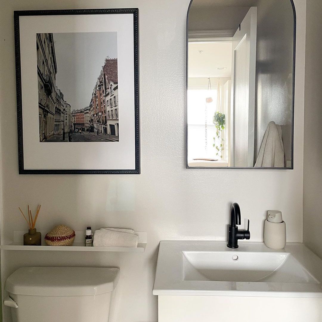 多米尼克玉布浴室配有精油。