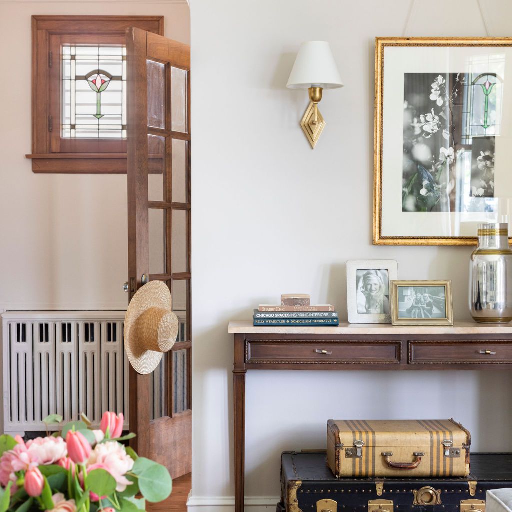 入口处有古董箱和装饰。