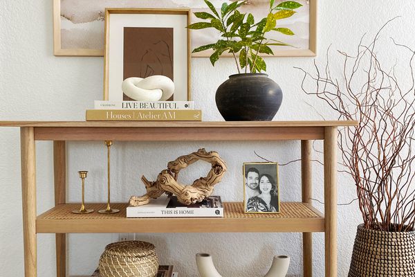 与装饰的自然木桌。