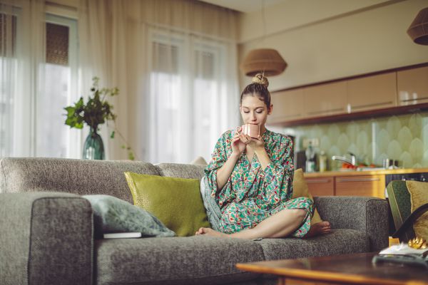 妇女在家喝咖啡