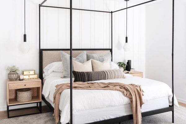 白色卧室与黑色顶篷床