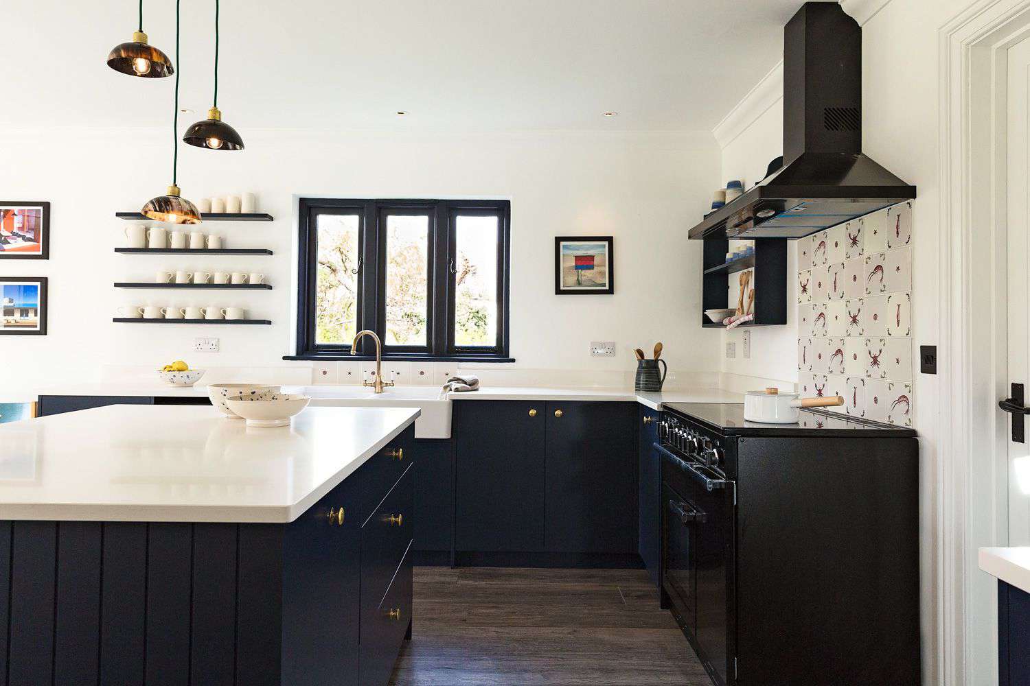 带有海军用具的深蓝色厨房。