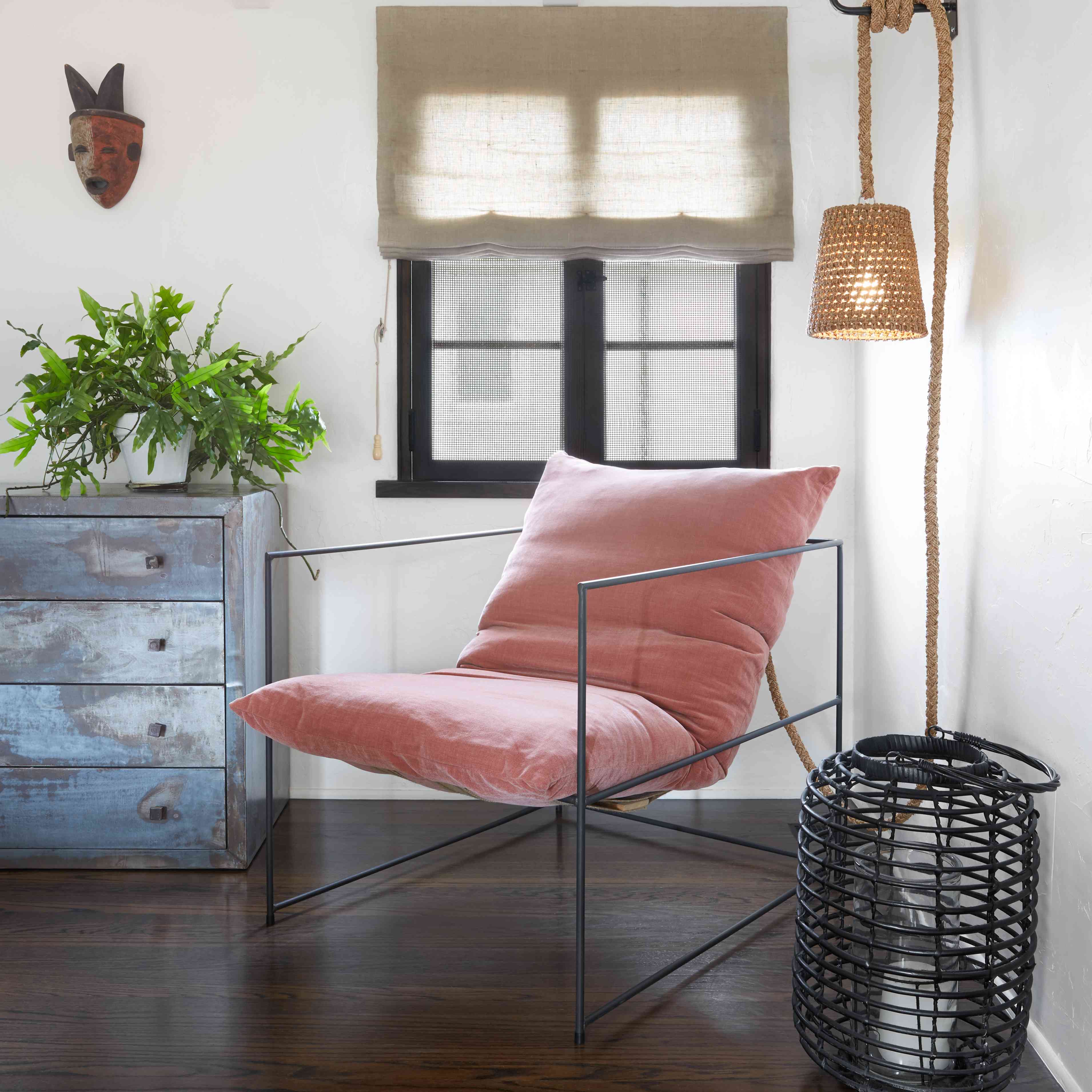 天鹅绒坐在椅子上