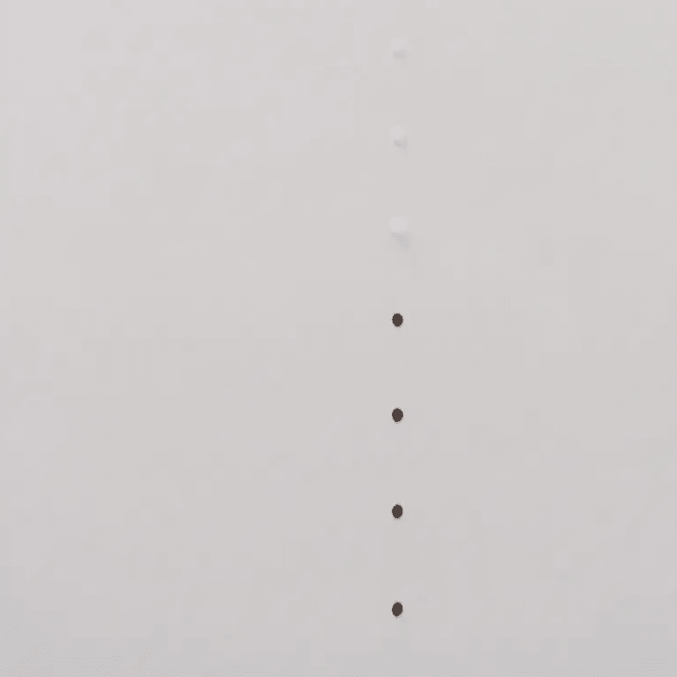 一个放大镜头的宜家壁橱系统，其中一些未使用的孔已插入