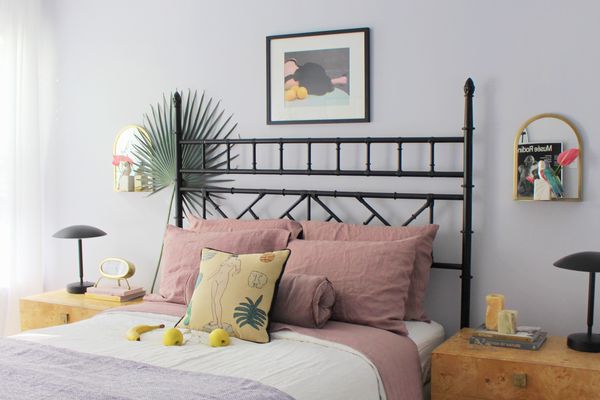 卧室配有薰衣草墙壁，紫红色的床单和薰衣草毯