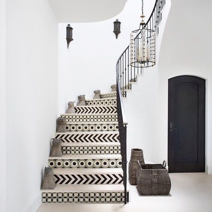 有图案台阶的楼梯