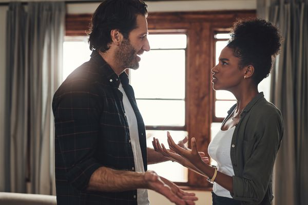一对夫妇在争吵，可能是为了离婚。