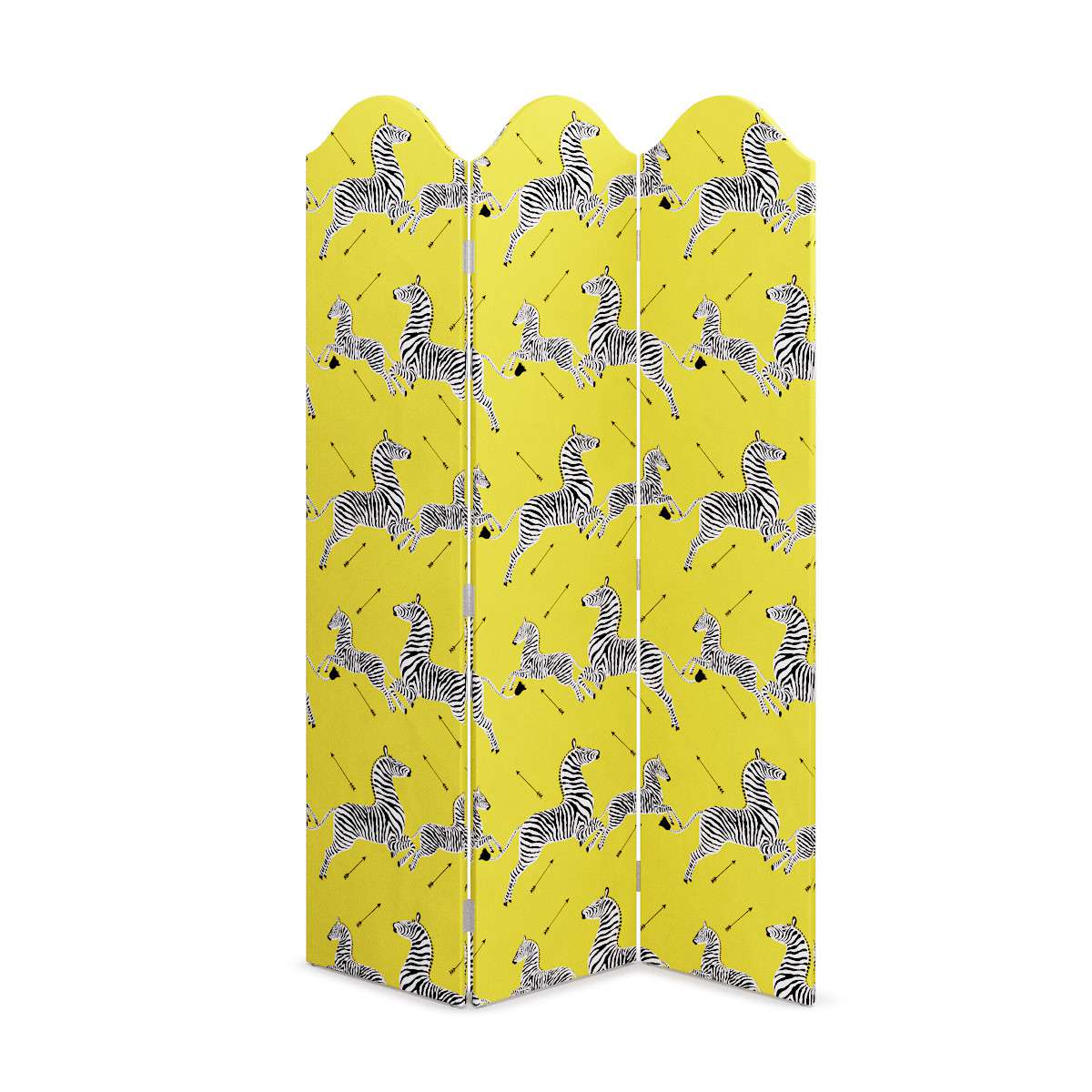 装饰着黄色Scalamandre斑马织物的扇形房间分隔物。