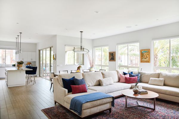 客厅和开放式概念厨房的景观。