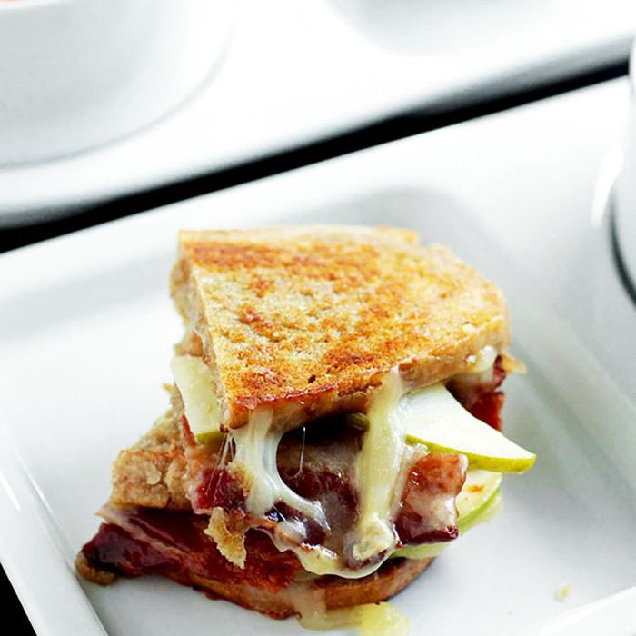 健康的烤奶酪三明治