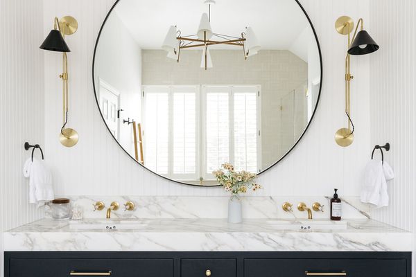 一间带有大理石台面和嵌入式后挡板的浴室