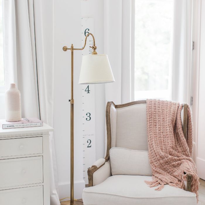 阿里·费多托斯基家中的白色和红色座椅越来越多