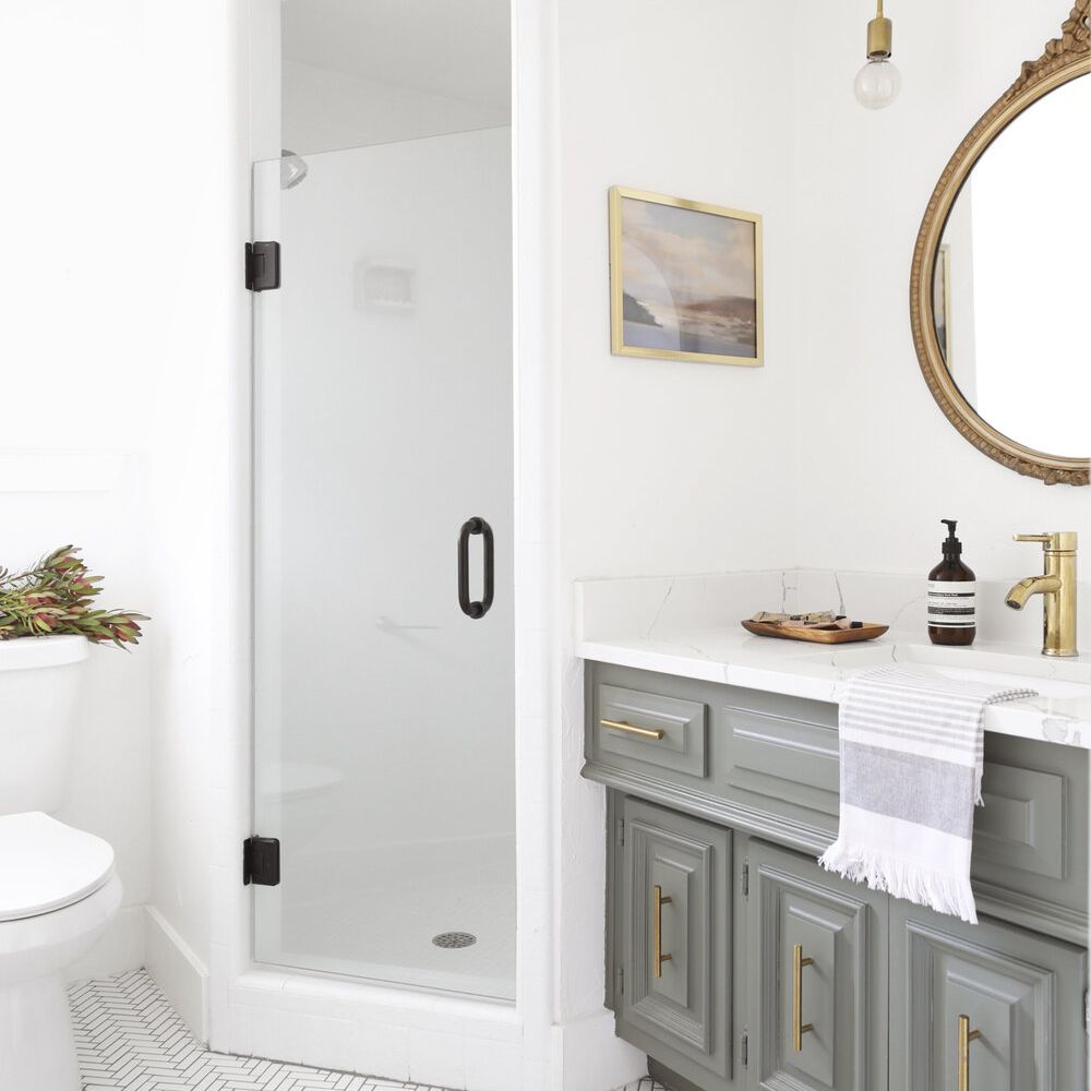 浴室有玻璃淋浴门。