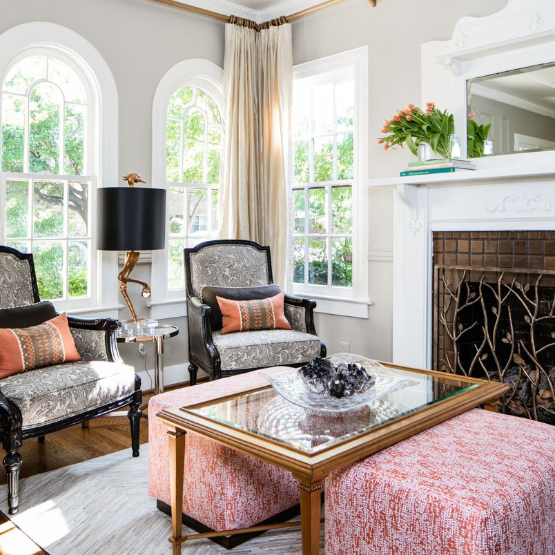 带有多功能脚垫的传统客厅