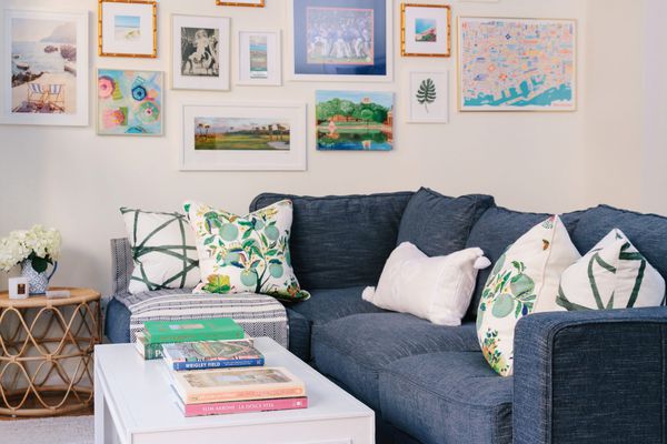 有趣的客厅与大画廊墙。