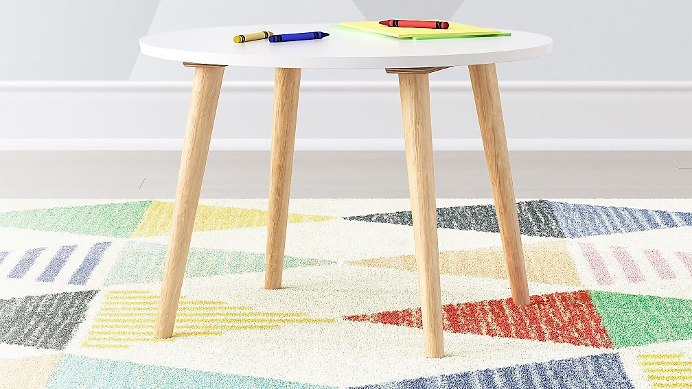 身材娇小的幼儿玩表