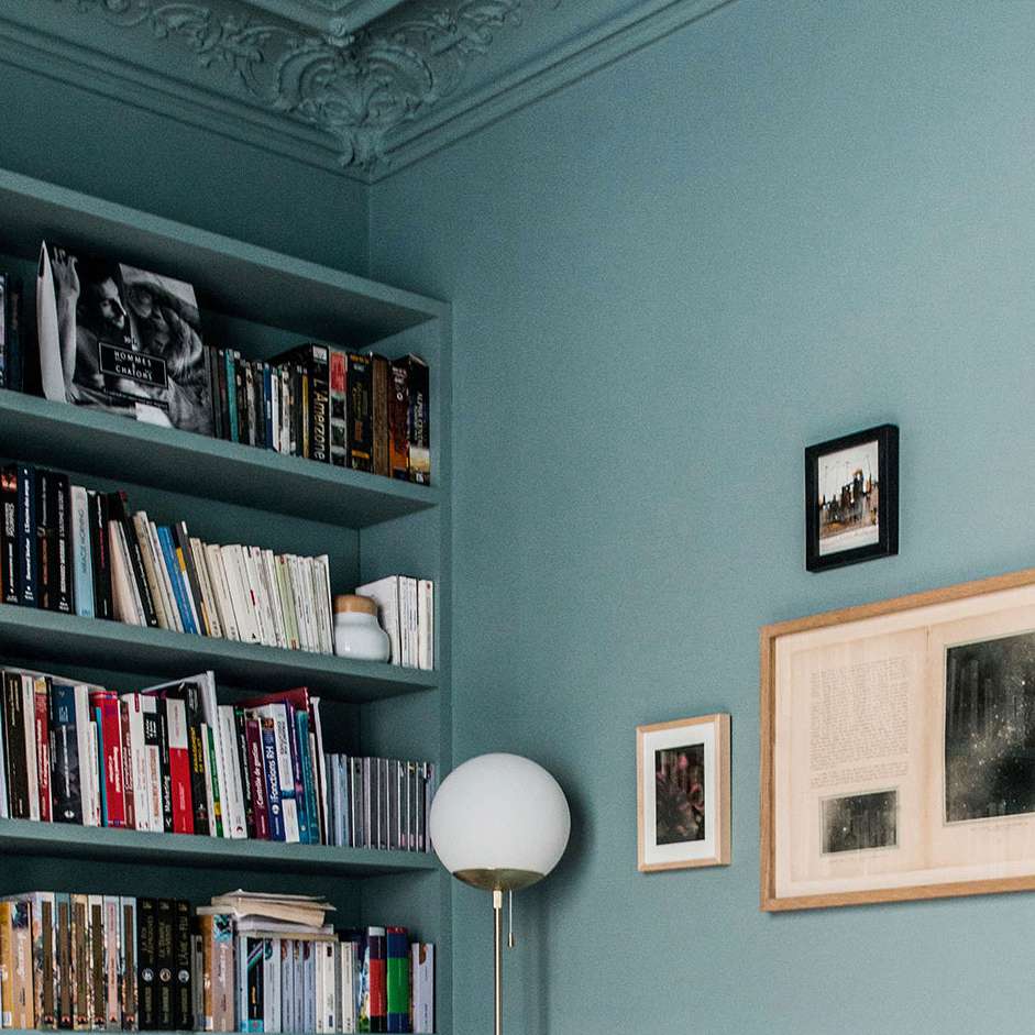 书架包装与书籍和艺术在墙上。