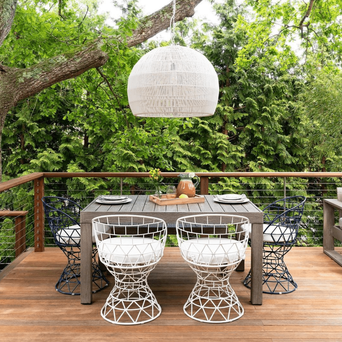 门廊里有一张餐桌，几把雕刻的椅子和一盏大吊灯