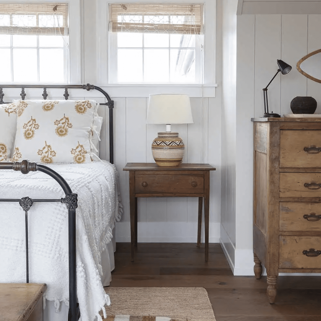 卧室里摆满了古董木家具和传统图案(如条纹和花卉)