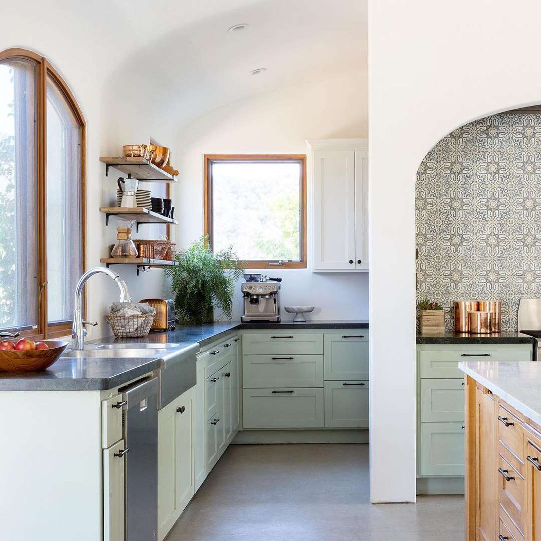 中性厨房与薄荷绿色低橱柜