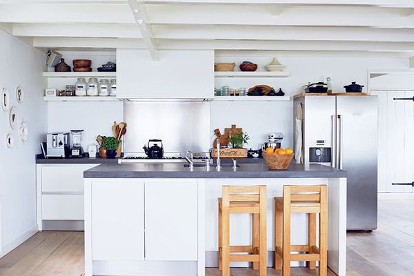 白色和不锈钢厨房