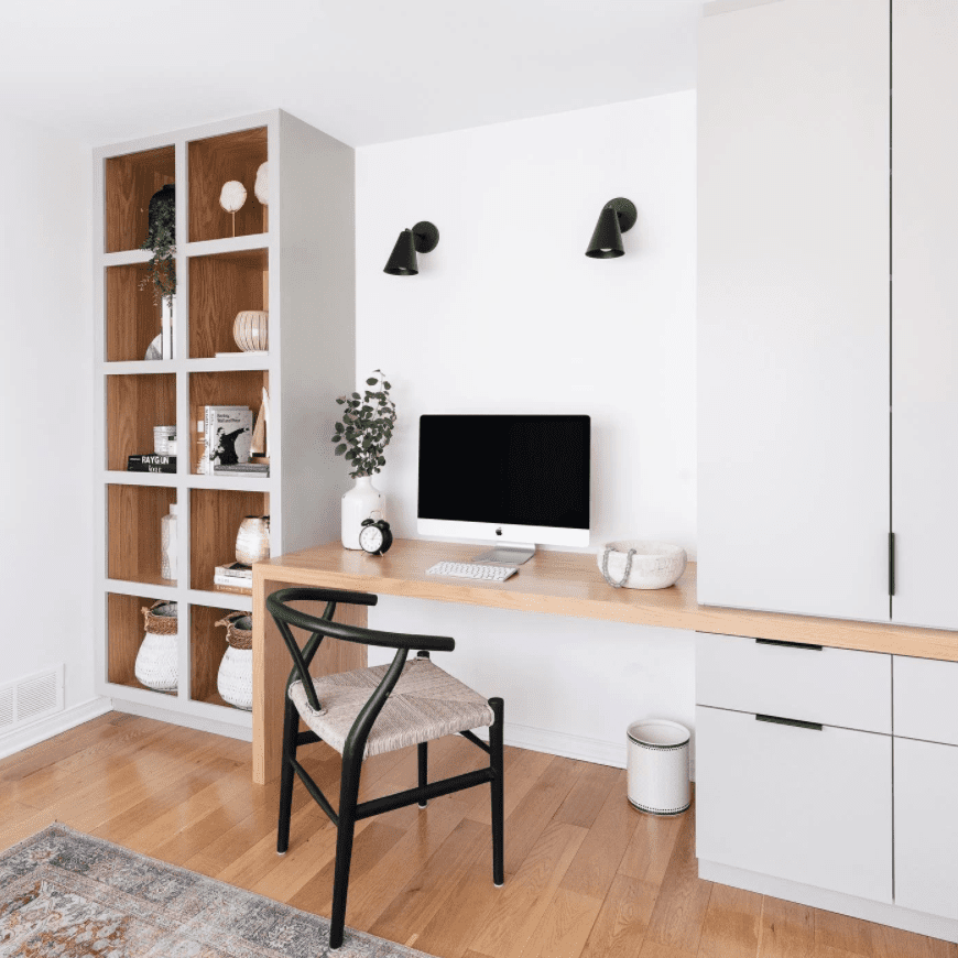 有白色墙壁的办公室