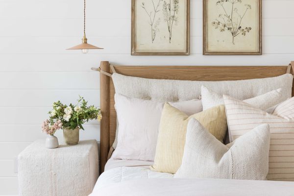 与黄色枕头的软中性床。