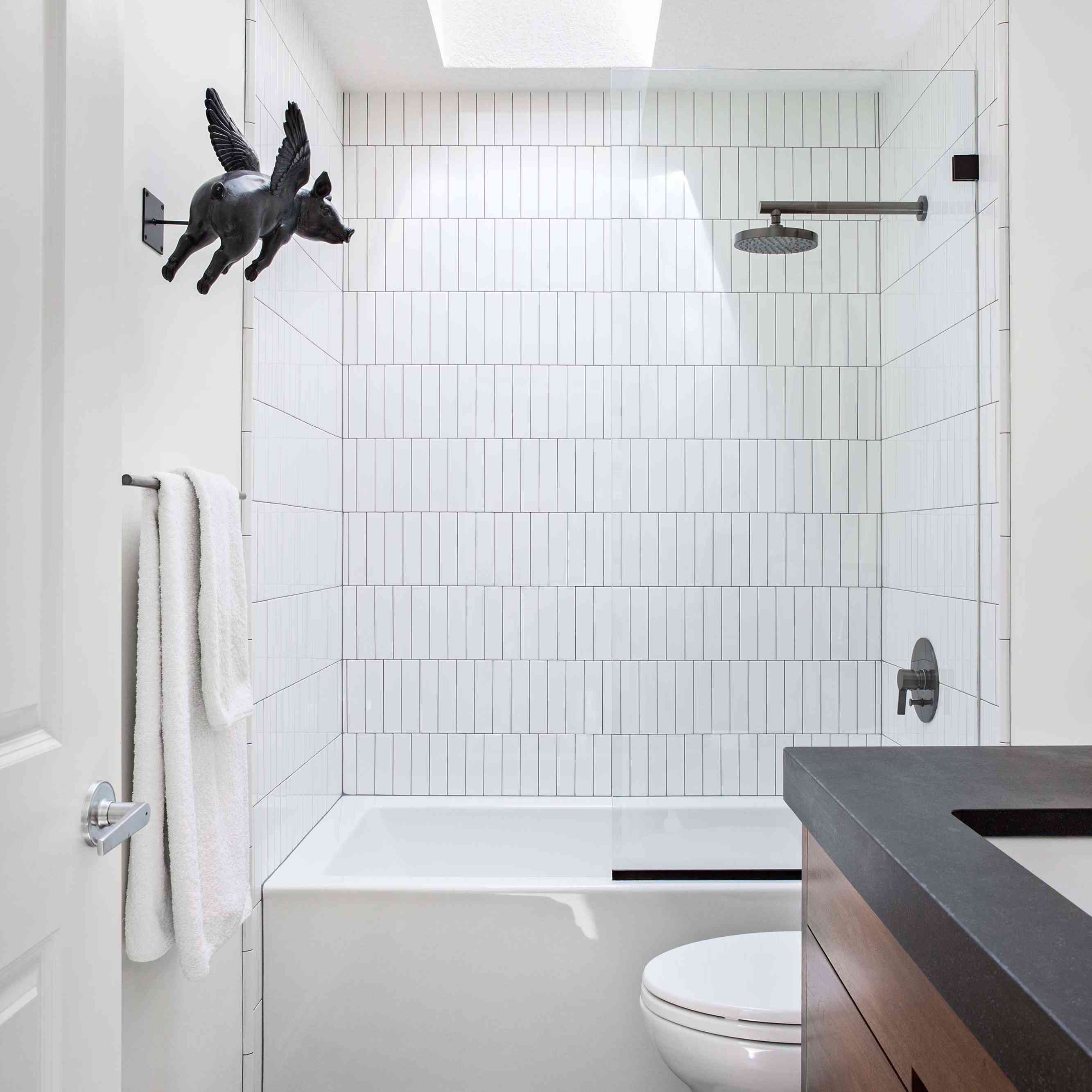 浴室墙上挂着猪