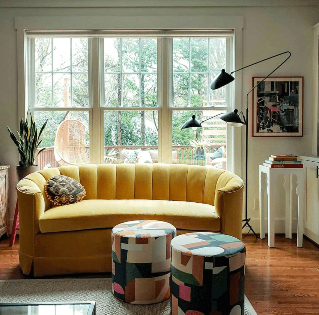 黄色簇绒天鹅绒沙发。