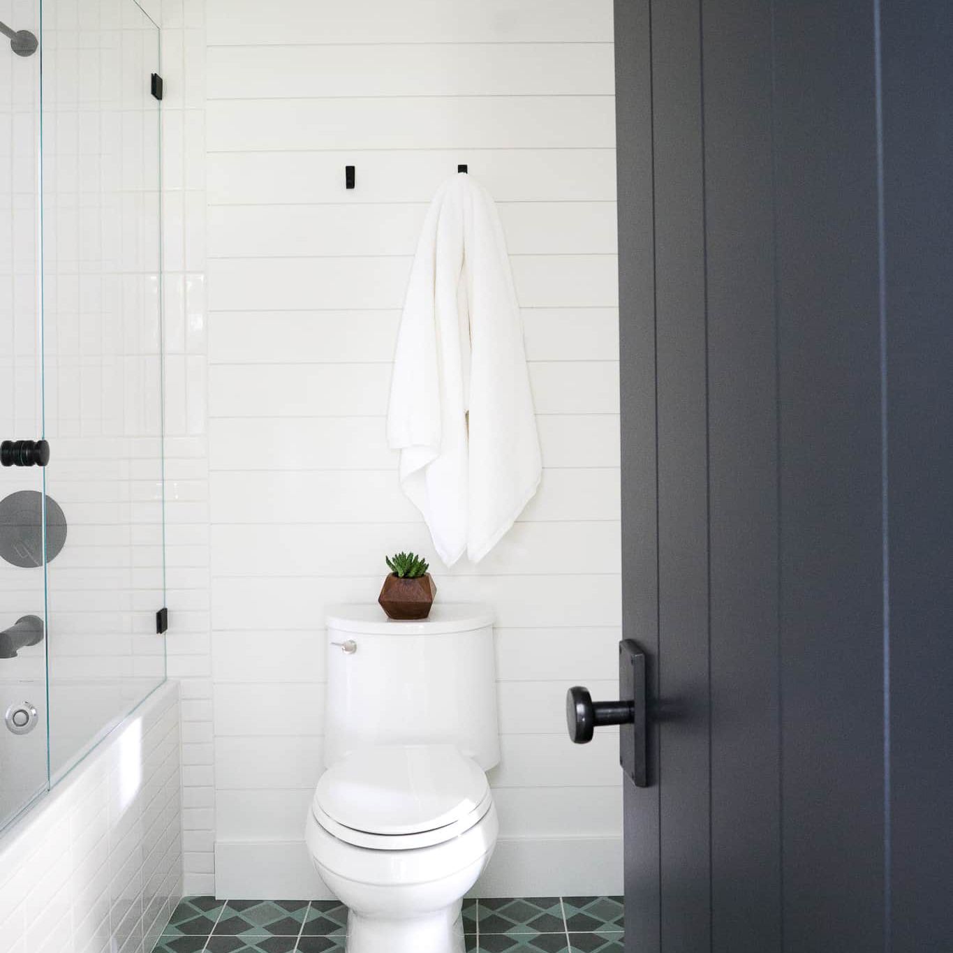 有大胆的蓝色瓦片的白色浴室