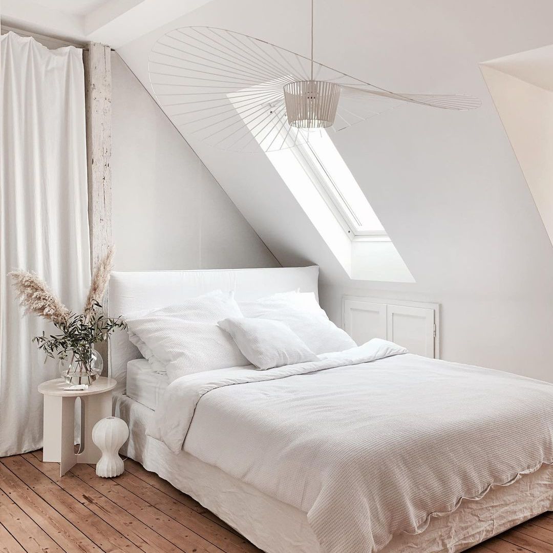 卧室配有阁楼倾斜天花板