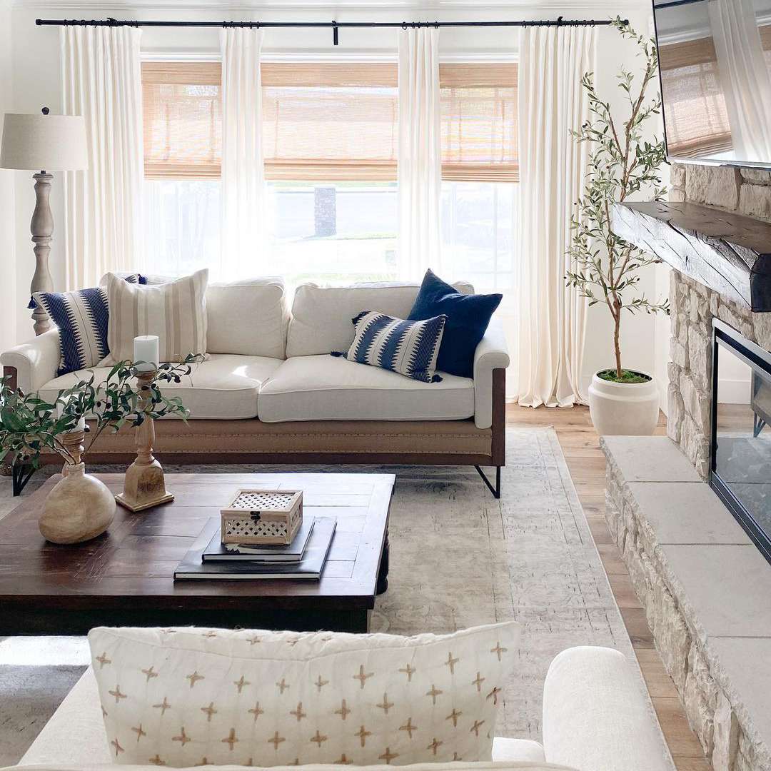 卧室有窗帘和百叶窗