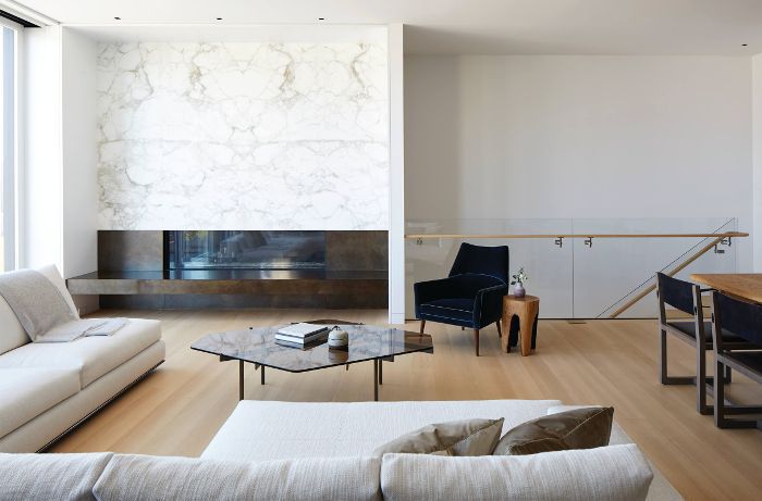 现代客厅的大理石壁炉