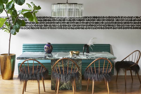 带纹理座椅和绿色大理石桌的客厅