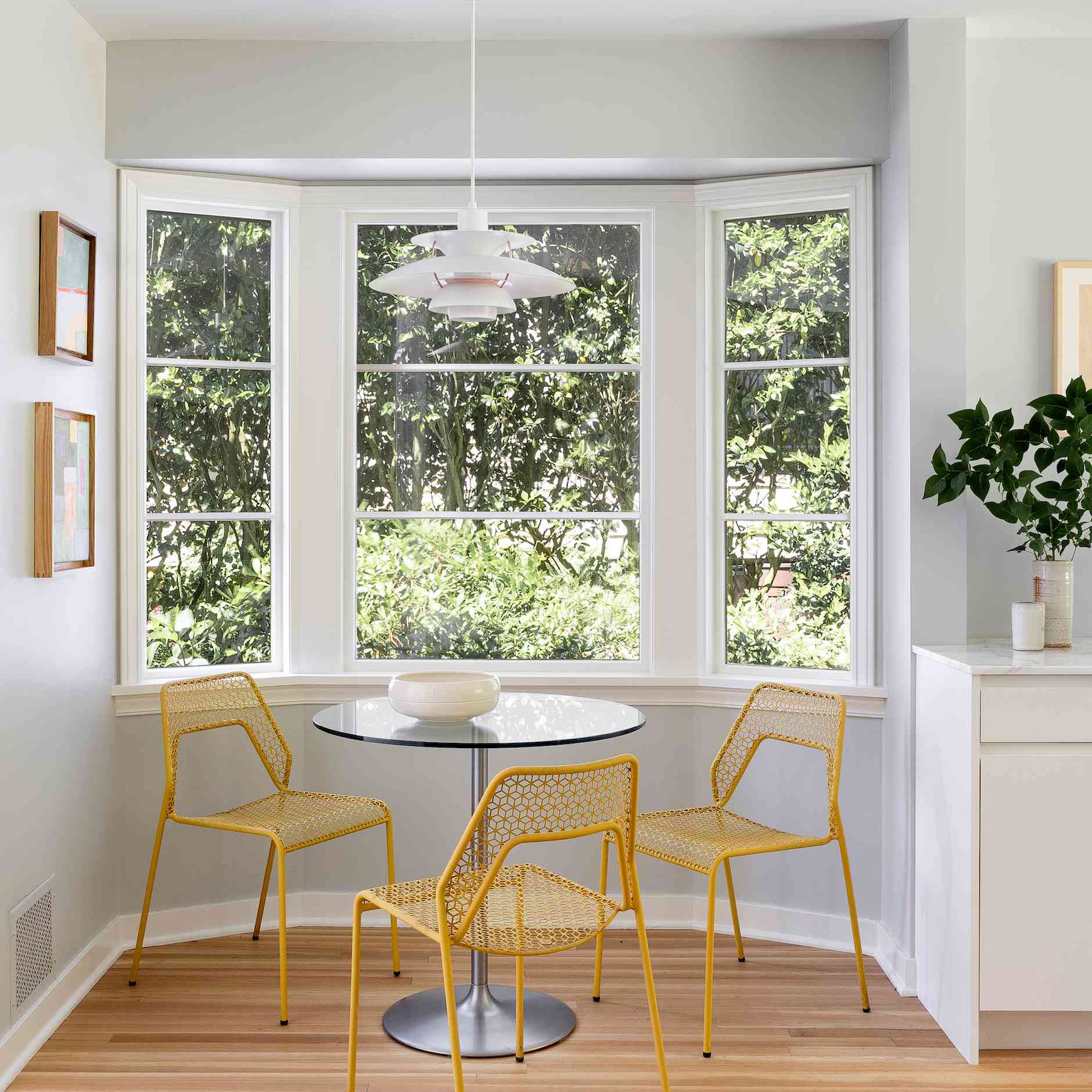 餐厅角落与黄色的椅子