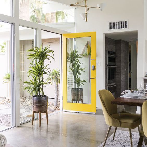 白色房间中带有黄色装饰的玻璃门- ntc