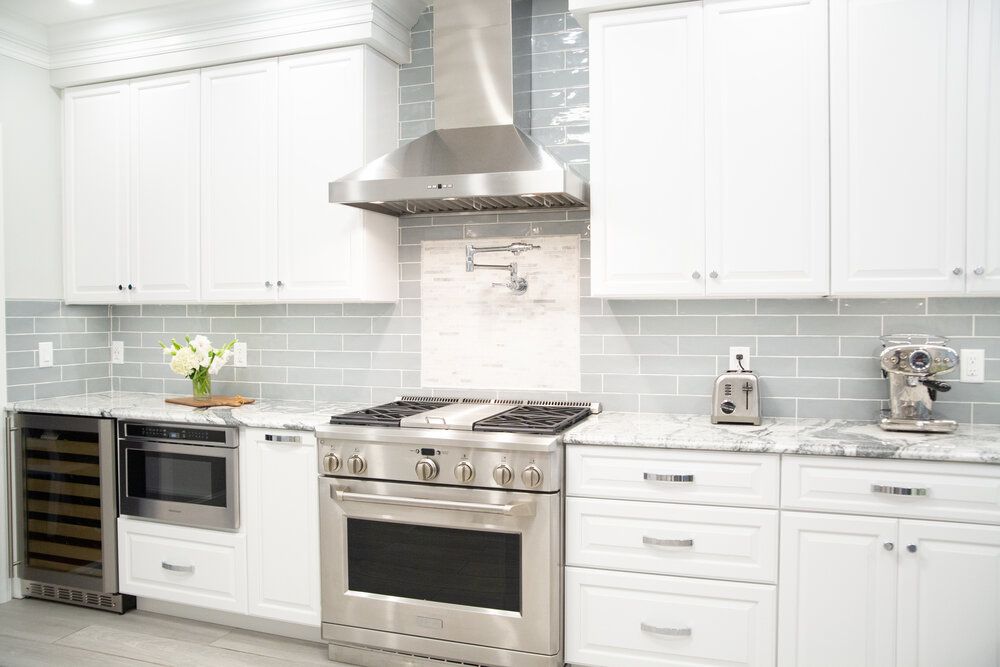 最好的厨房理念 - 所有的白色橱柜与银家电