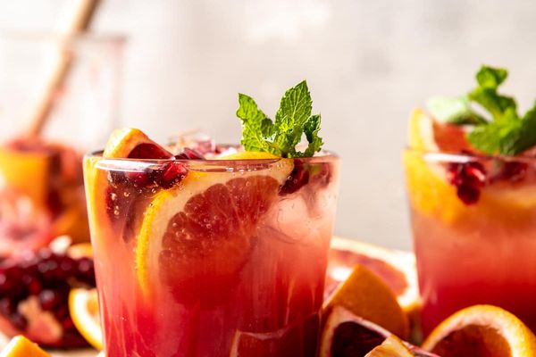 在岩石玻璃的龙舌兰酒鸡尾酒用切片柑橘。